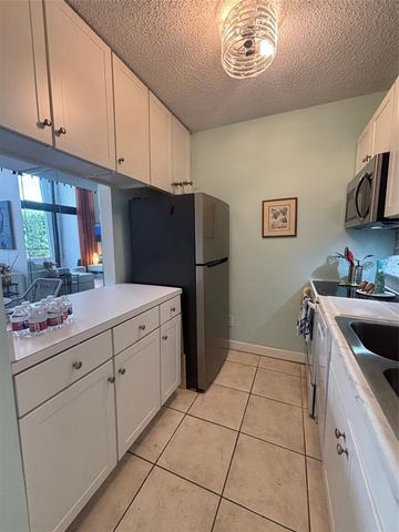 3589 S Ocean Boulevard 10, South Palm Beach, FL 33480
