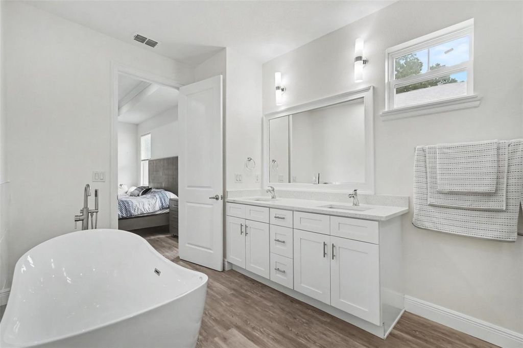 Image 15 of property listing at 8307 N GOMEZ AVENUE, Tampa, FL 33614
