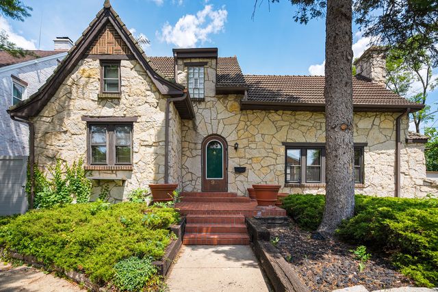 1928 Kennicott Court, Des Plaines, IL 60018