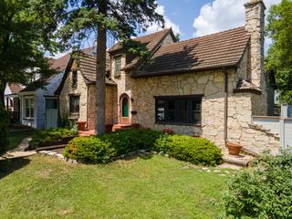 1928 Kennicott Court, Des Plaines, IL 60018