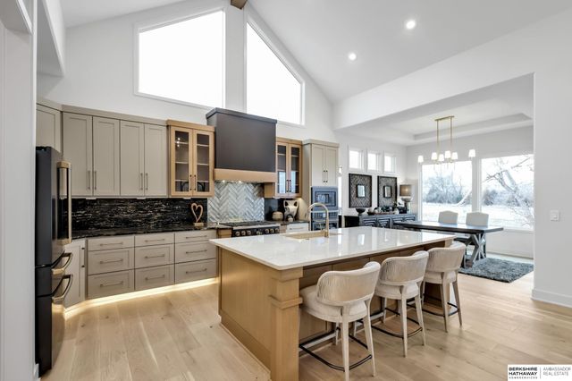 10306 Shepard Street, Papillion, NE 68046