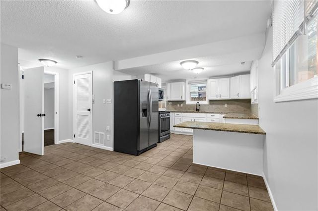 18805 E Arrowhead Drive, Independence, MO 64056