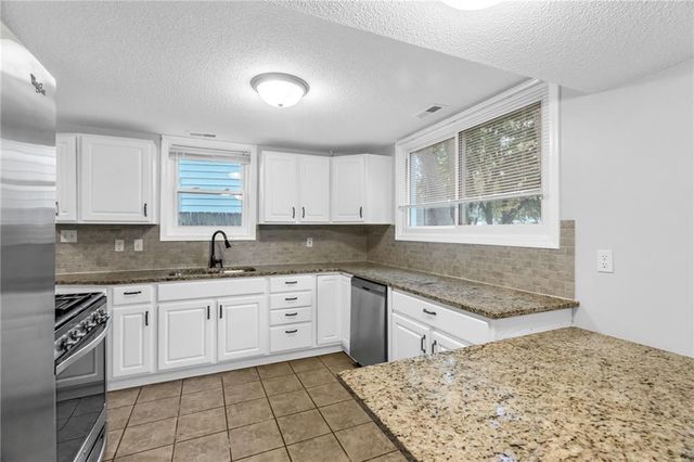 18805 E Arrowhead Drive, Independence, MO 64056