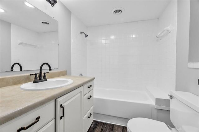 18805 E Arrowhead Drive, Independence, MO 64056