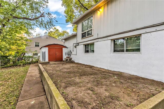 18805 E Arrowhead Drive, Independence, MO 64056