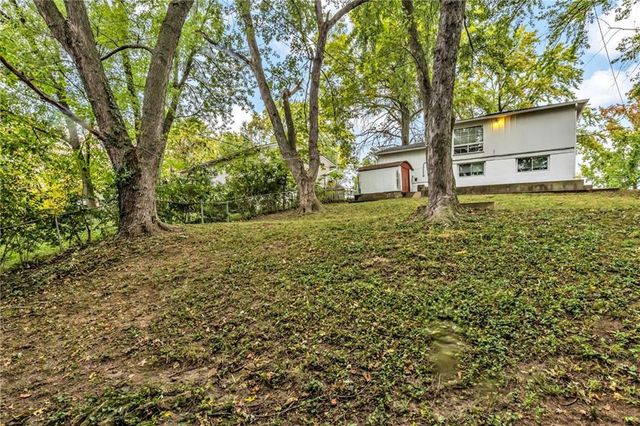 18805 E Arrowhead Drive, Independence, MO 64056