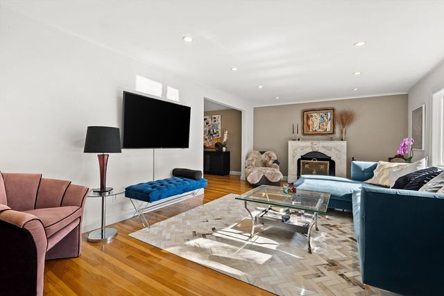 44 Windemere Rd, Wellesley, MA 02481