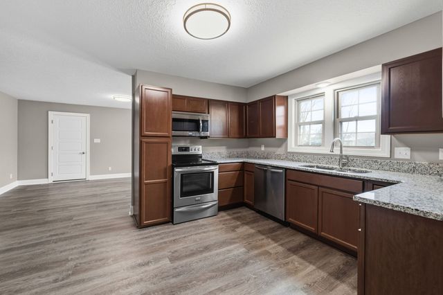 1022 Great Oaks Dr, Hopkinsville, KY 42240