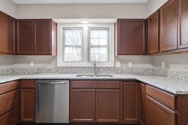 1022 Great Oaks Dr, Hopkinsville, KY 42240