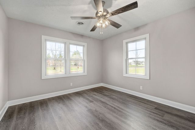 1022 Great Oaks Dr, Hopkinsville, KY 42240