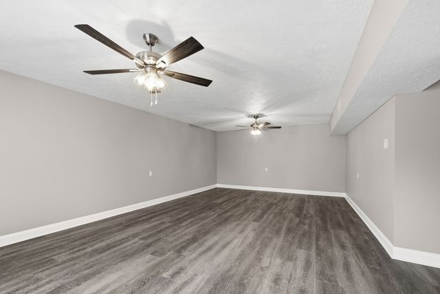 1022 Great Oaks Dr, Hopkinsville, KY 42240