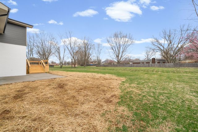 1022 Great Oaks Dr, Hopkinsville, KY 42240