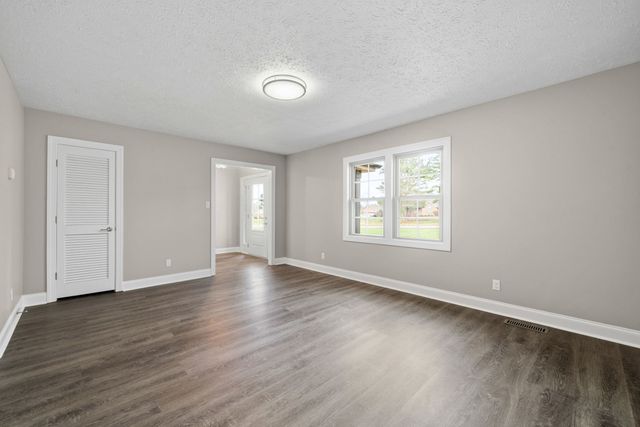 1022 Great Oaks Dr, Hopkinsville, KY 42240