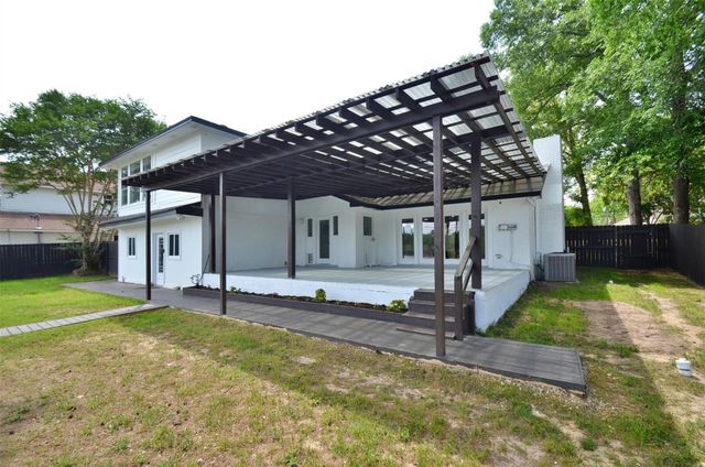 621 Brook Hollow Drive, Conroe, TX 77385