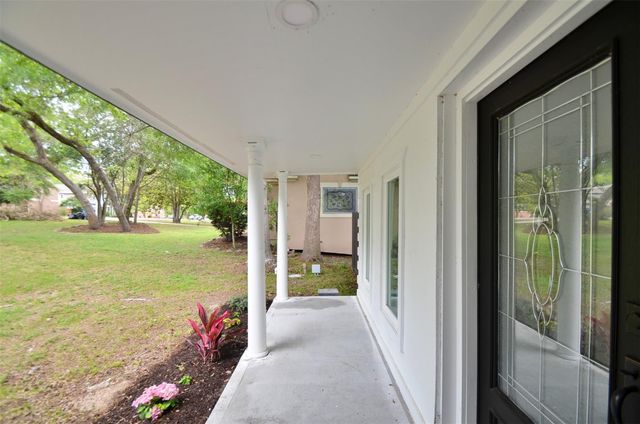 621 Brook Hollow Drive, Conroe, TX 77385