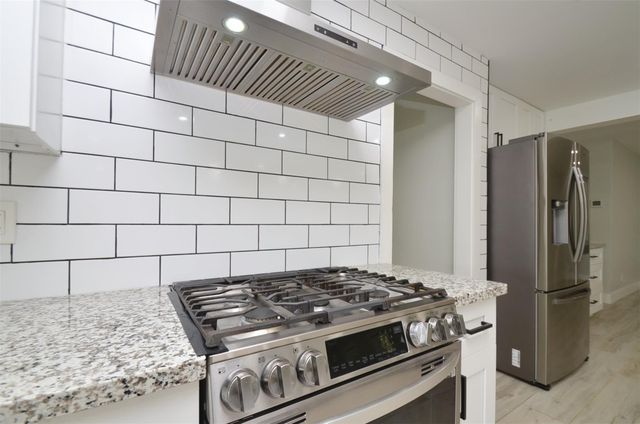 621 Brook Hollow Drive, Conroe, TX 77385