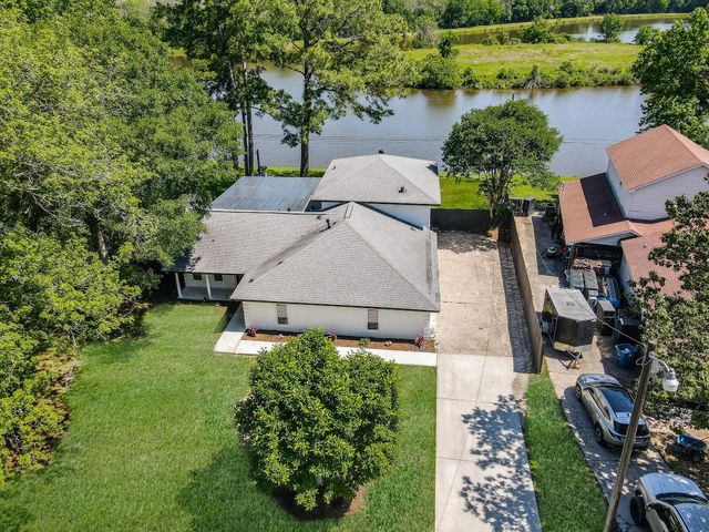 621 Brook Hollow Drive, Conroe, TX 77385