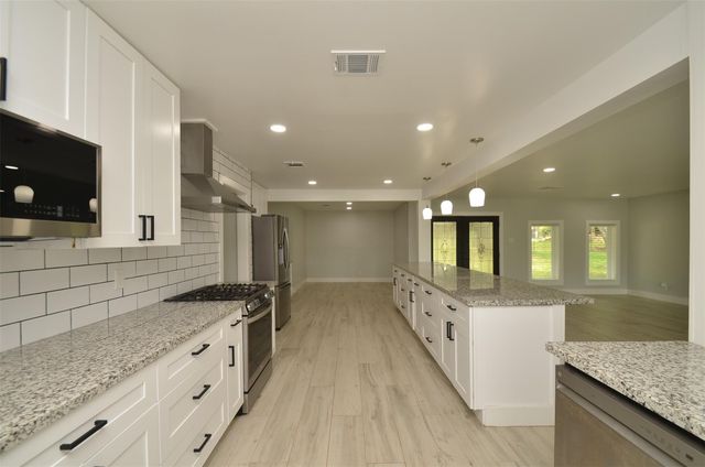 621 Brook Hollow Drive, Conroe, TX 77385