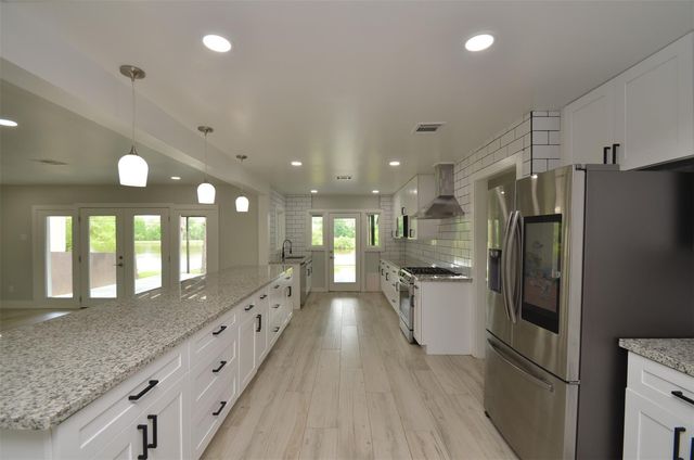 621 Brook Hollow Drive, Conroe, TX 77385