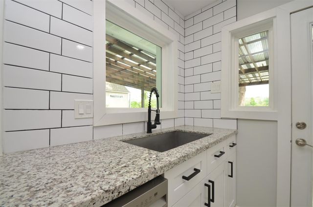 621 Brook Hollow Drive, Conroe, TX 77385