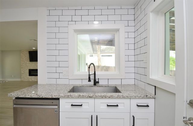 621 Brook Hollow Drive, Conroe, TX 77385