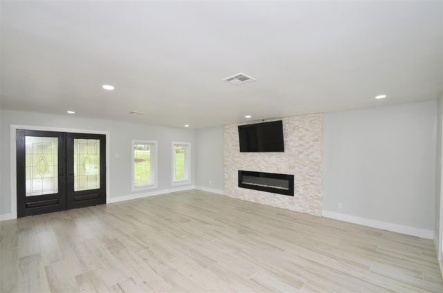 621 Brook Hollow Drive, Conroe, TX 77385