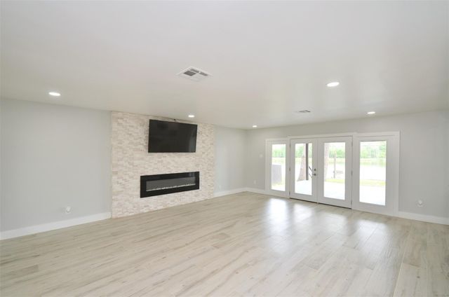 621 Brook Hollow Drive, Conroe, TX 77385