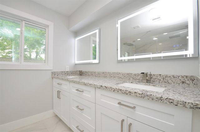 621 Brook Hollow Drive, Conroe, TX 77385