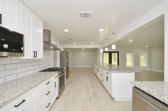 621 Brook Hollow Drive, Conroe, TX 77385