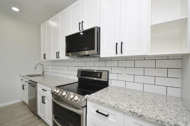 621 Brook Hollow Drive, Conroe, TX 77385