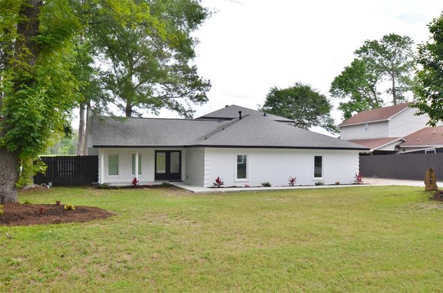 621 Brook Hollow Drive, Conroe, TX 77385