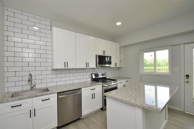 621 Brook Hollow Drive, Conroe, TX 77385