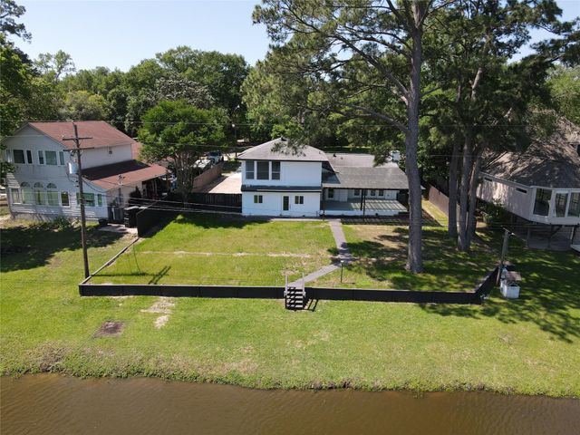 621 Brook Hollow Drive, Conroe, TX 77385