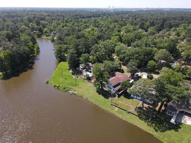 621 Brook Hollow Drive, Conroe, TX 77385