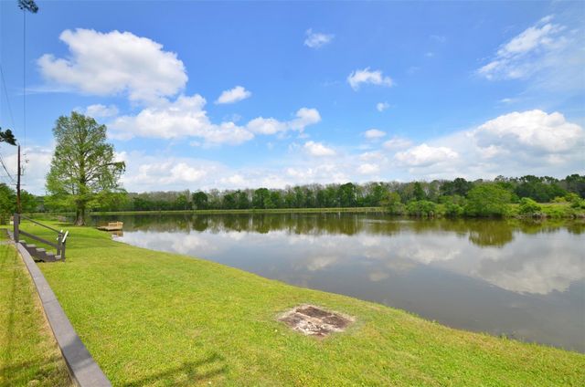 621 Brook Hollow Drive, Conroe, TX 77385