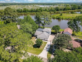 621 Brook Hollow Drive, Conroe, TX 77385