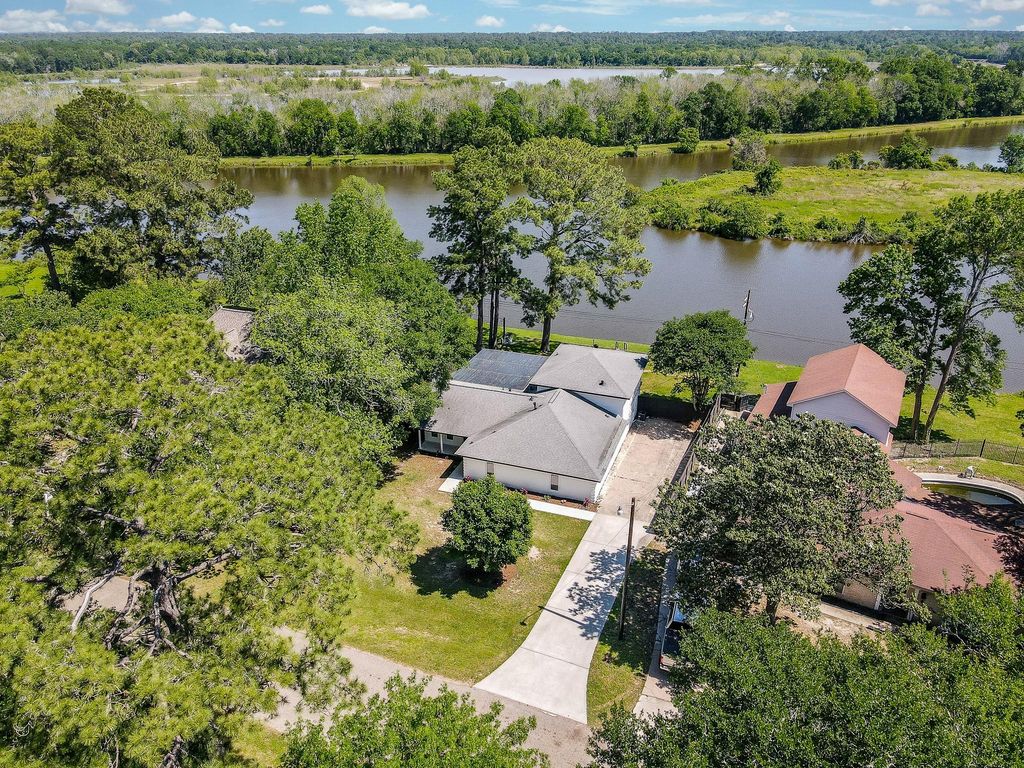 621 Brook Hollow Drive, Conroe, TX 77385