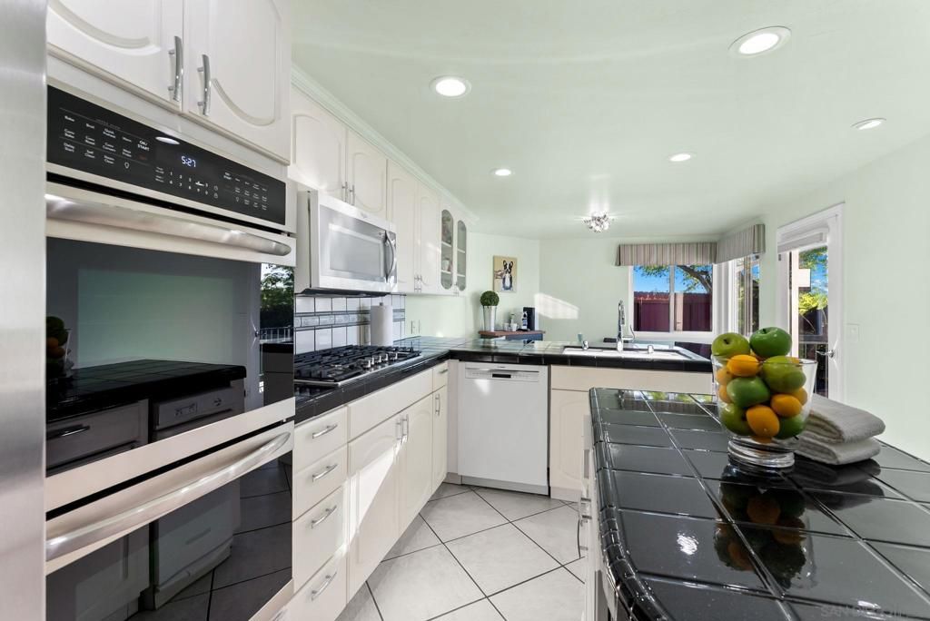 Image 10 of property listing at 803 Omar Drive, Escondido, CA 92025