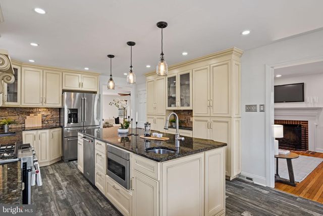 727 E MANOA RD, Havertown, PA 19083