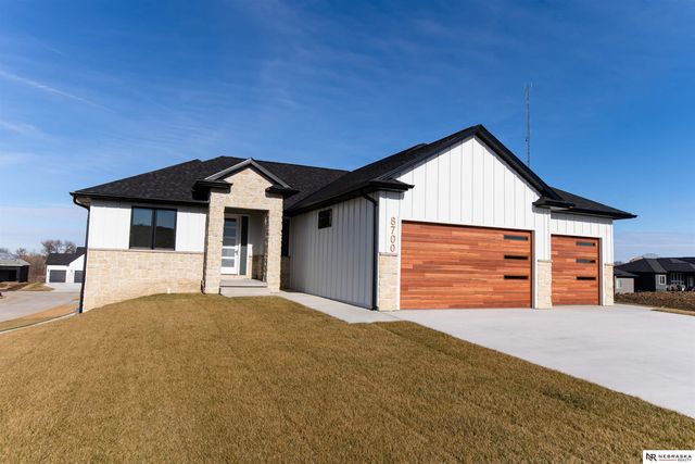 8700 Honeybee Lane, Lincoln, NE 68526