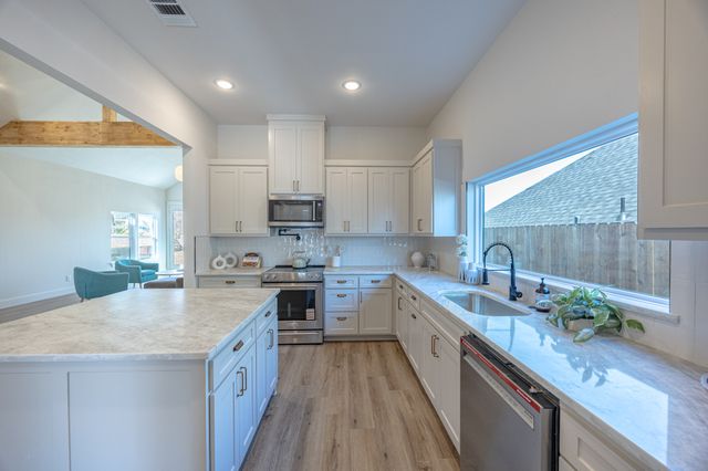 5204 Helmick Avenue, Fort Worth, TX 76107