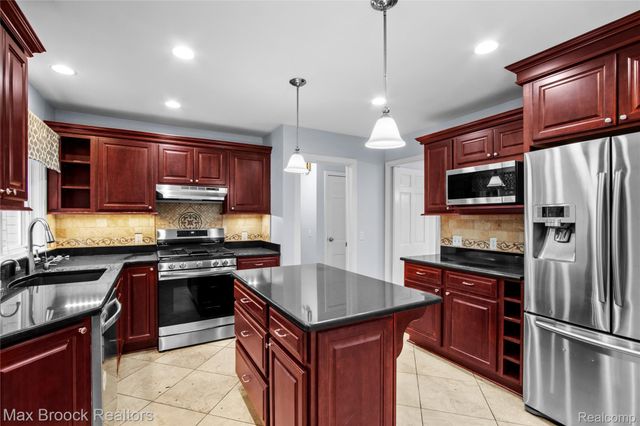 600 WESTWOOD Drive, Birmingham, MI 48009