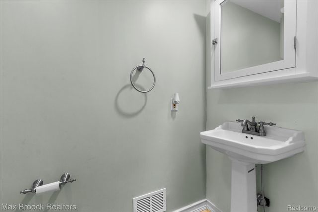 600 WESTWOOD Drive, Birmingham, MI 48009