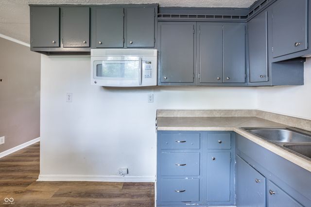 638 Karen Drive, Zionsville, IN 46077