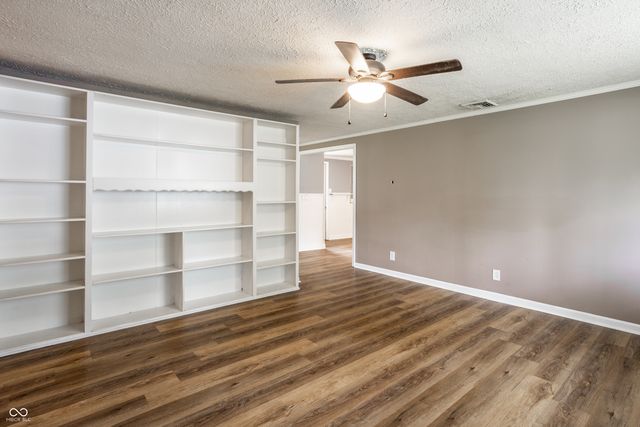 638 Karen Drive, Zionsville, IN 46077