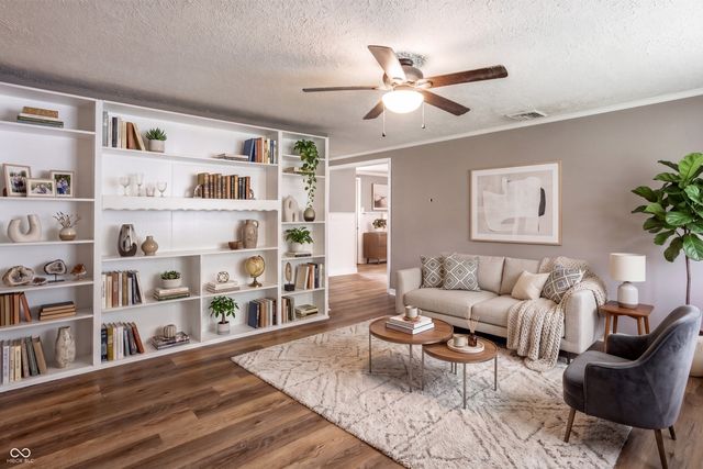 638 Karen Drive, Zionsville, IN 46077