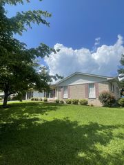 1710 Deer Hollow Dr, Lawrenceburg, TN 38464