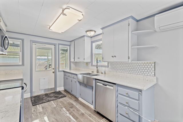 8288 ROGUE RIVER Highway, Grants Pass, OR 97527