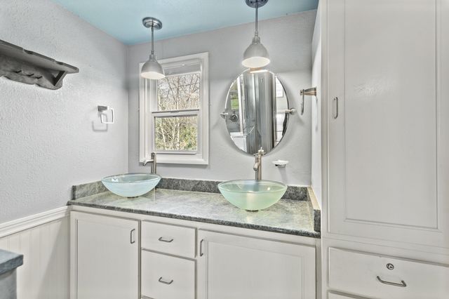8288 ROGUE RIVER Highway, Grants Pass, OR 97527