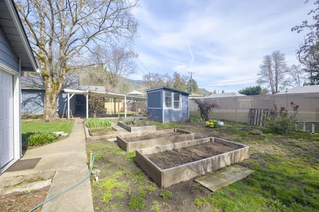 8288 ROGUE RIVER Highway, Grants Pass, OR 97527